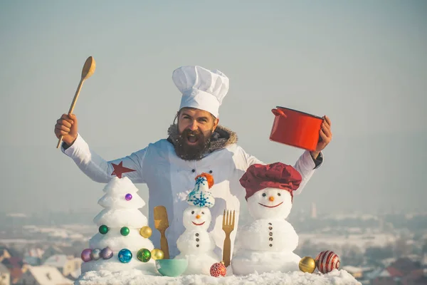 在蓝天上的厨师叫喊, 雪人和雪圣诞节树 — 图库照片