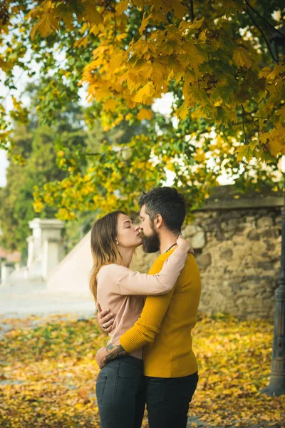 Outono feliz casal de menina e homem ao ar livre — Fotografia de Stock