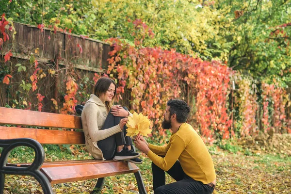 Outono feliz casal de menina e homem ao ar livre — Fotografia de Stock