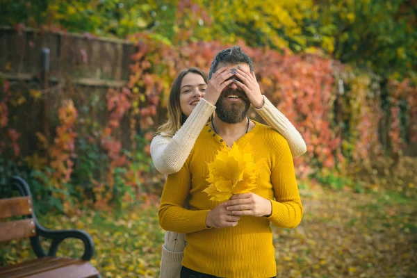 Outono feliz casal de menina e homem ao ar livre . — Fotografia de Stock