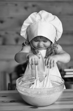 Mutlu çocuk hamur yoğurur