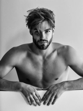 Yakışıklı kaslı seksi adam.