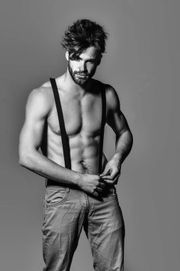 Yakışıklı kaslı seksi adam.