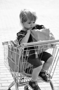 Sevimli çocuk arabası alışveriş