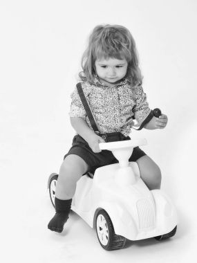 sarışın küçük çocuk sürücü üzerinde beyaz izole