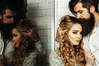 Sakal sarılmak kadın uzun saçlı adamla