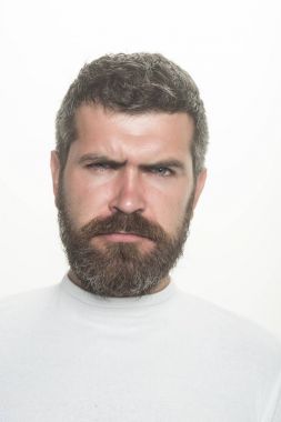 Adam uzun sakal ve bıyık.