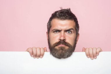 Hipster ciddi bir yüz ile tutun kağıt.