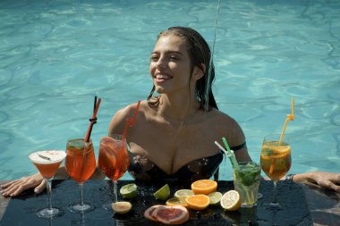 Yüzme ve su havuzunda rahatlayın.