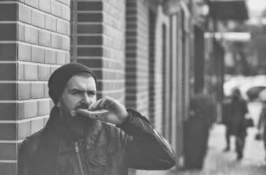 Metalik deri ceket kavanoza ile ciddi sakallı adam hipster