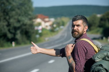 Hipster uzun yürüyüşe çıkan kimse göstermek el hareketi Yaşasın güneşli günde