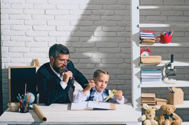 Geri okul ve babalar günü kavramı için. Kız ve baba