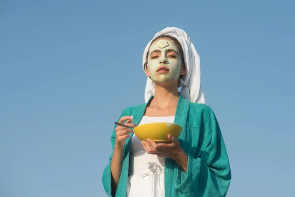 Mujer con máscara de pepino en la cara en el cielo azul — Foto de Stock