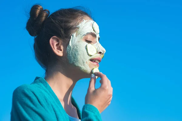 Fille ou femme appliquer le masque de concombre sur le visage — Photo