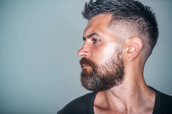 Macho con profilo viso barbuto e capelli alla moda — Foto Stock