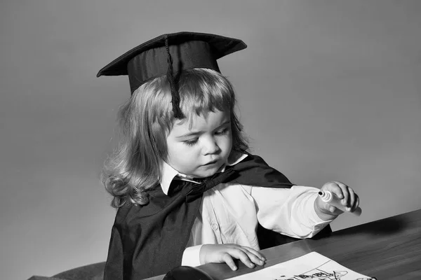 Kleine jongen op school Bureau — Stockfoto