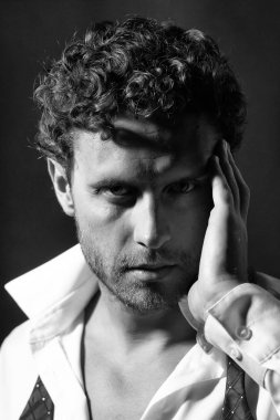 Bugüne kadar untied kırmızı yay ile maço adam