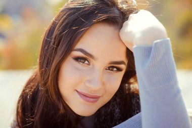 Kız makyaj yüzü güneşli günde gülümseyen