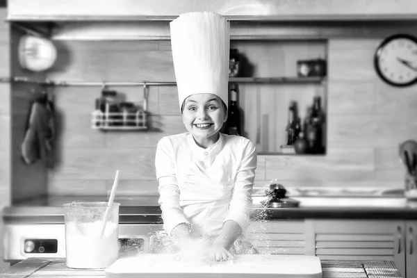 Menina engraçada fazendo massa — Fotografia de Stock