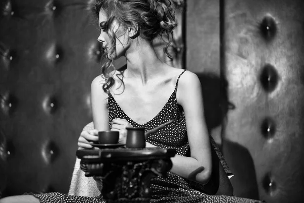 Jolie fille boit du café dans le café — Photo