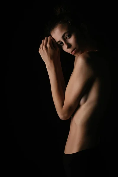 Chica con cuerpo aislado sobre fondo negro . —  Fotos de Stock