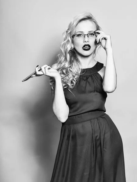 Сексуальная блондинка в очках с телефоном — стоковое фото