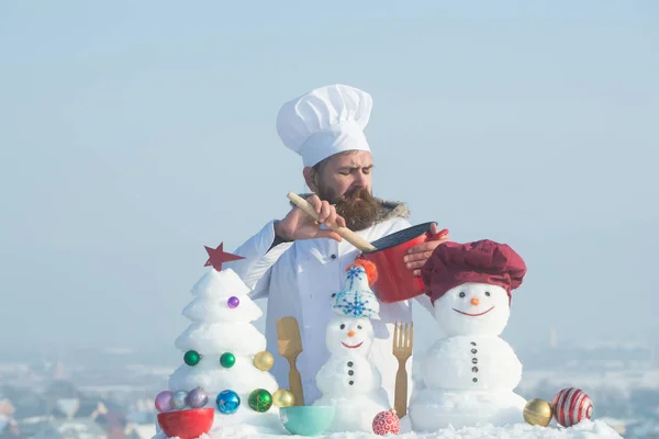Tencerede yemek chef şapka Üniformalı adam aşçı — Stok fotoğraf