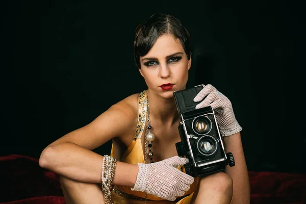Mädchen mit Vintage-Fotokamera. — Stockfoto