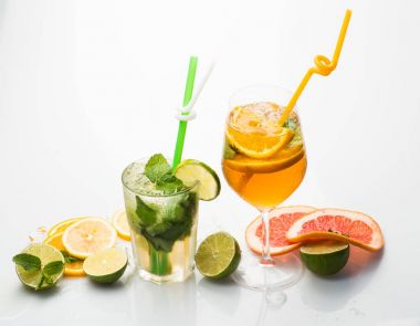 Meyve dilim ve kokteyl cam bar.