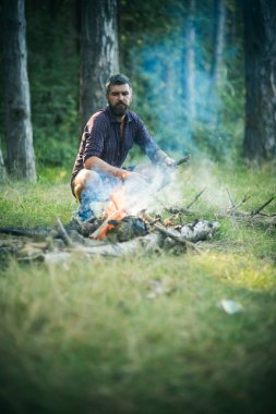 Hipster seyahat sonu odun şenlik ateşi için