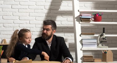 Çocuk ve sıkı ve baktılar yüzü olan öğretmen