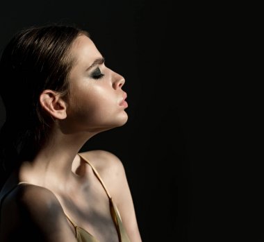 Kadın siyah arka plan üzerine göz farı makyaj ile