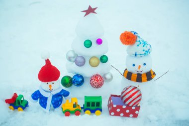 Beyaz arka plan üzerinde kar heykeller