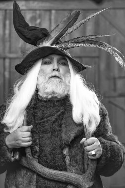 Geyik boynuzu ile eski büyücü avcısı