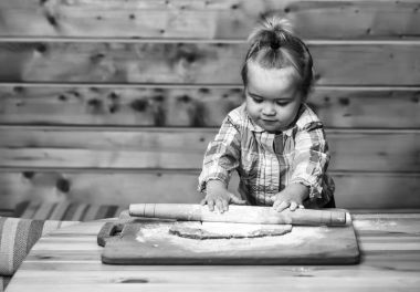 şirin çocuk hamur, un ve ahşap oklava ile pişirme