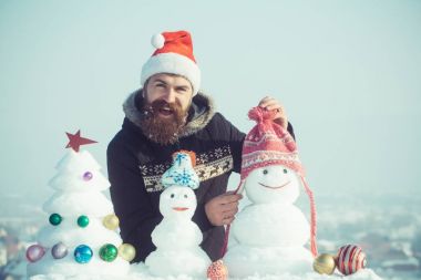 Mutlu hipster kırmızı santa claus kap içinde gülümseyen