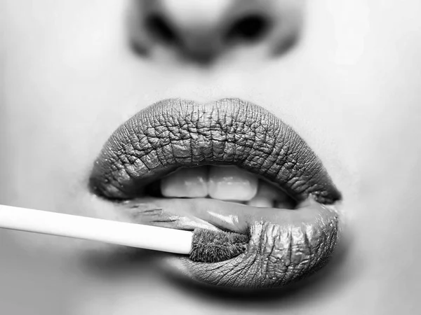 입술 광택 스틱 색칠 — 스톡 사진