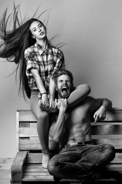 Menina abraços homem com perna — Fotografia de Stock