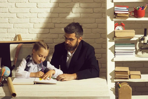 Ana sayfa eğitim kavramı. Adam ve çocuk ev ödevi yapmak — Stok fotoğraf