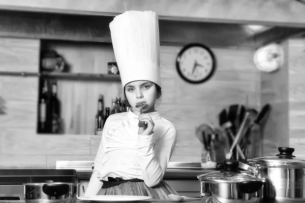 Menina pequena cozinheiro — Fotografia de Stock