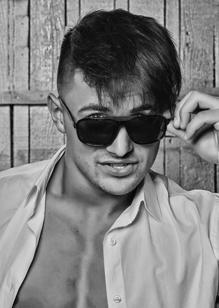 Stilvoller Mann mit Sonnenbrille — Stockfoto