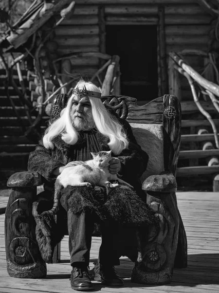 Παλιά druid κάθεται στην καρέκλα — Φωτογραφία Αρχείου