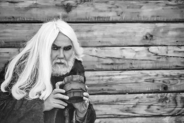 Uomo barbuto con tazza di legno — Foto Stock