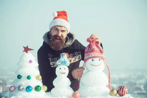 Щасливий хіпстер посміхається в червоній шапці Санта Клауса — стокове фото