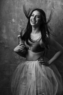 pembe etek ve sutyen şişeyle çok seksi kadın