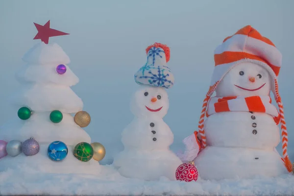 Schneeskulpturen auf blauem Himmel Hintergrund — Stockfoto