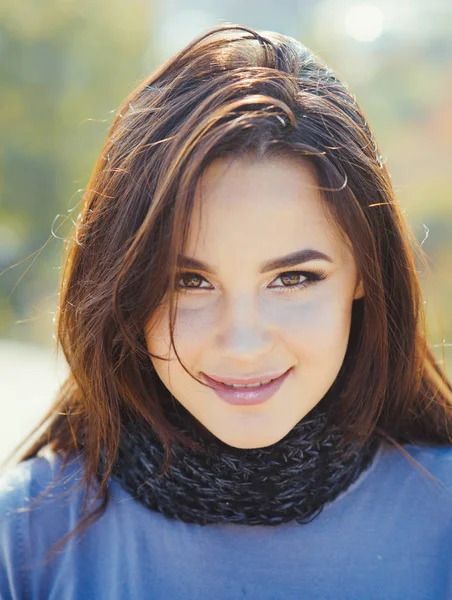 Woman with long brunette hair on autumn nature — Stock Photo, Image