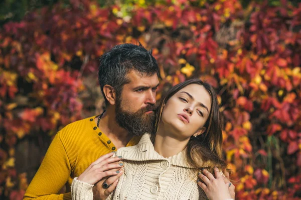 Мужчина и женщина у листьев красного дерева . — стоковое фото