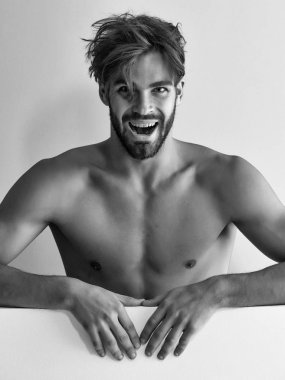 Yakışıklı kaslı seksi adam.