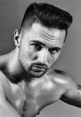 Yakışıklı adam veya kas maço